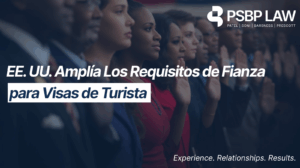 Grupo de adultos diversos prestando juramento, con texto que anuncia la expansión de los requisitos de bonos de visa en Estados Unidos.