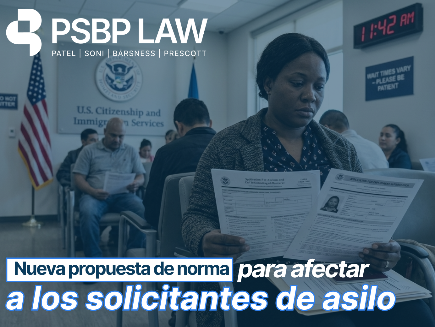 Gráfico de PSBP Law que muestra a una mujer sosteniendo documentos de inmigración en una sala de espera del USCIS con una superposición de texto que dice “Nueva regla propuesta para afectar a los solicitantes de asilo.